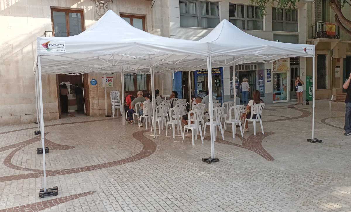 El Ayuntamiento instala sillas y carpas para aliviar las colas de la OMAC