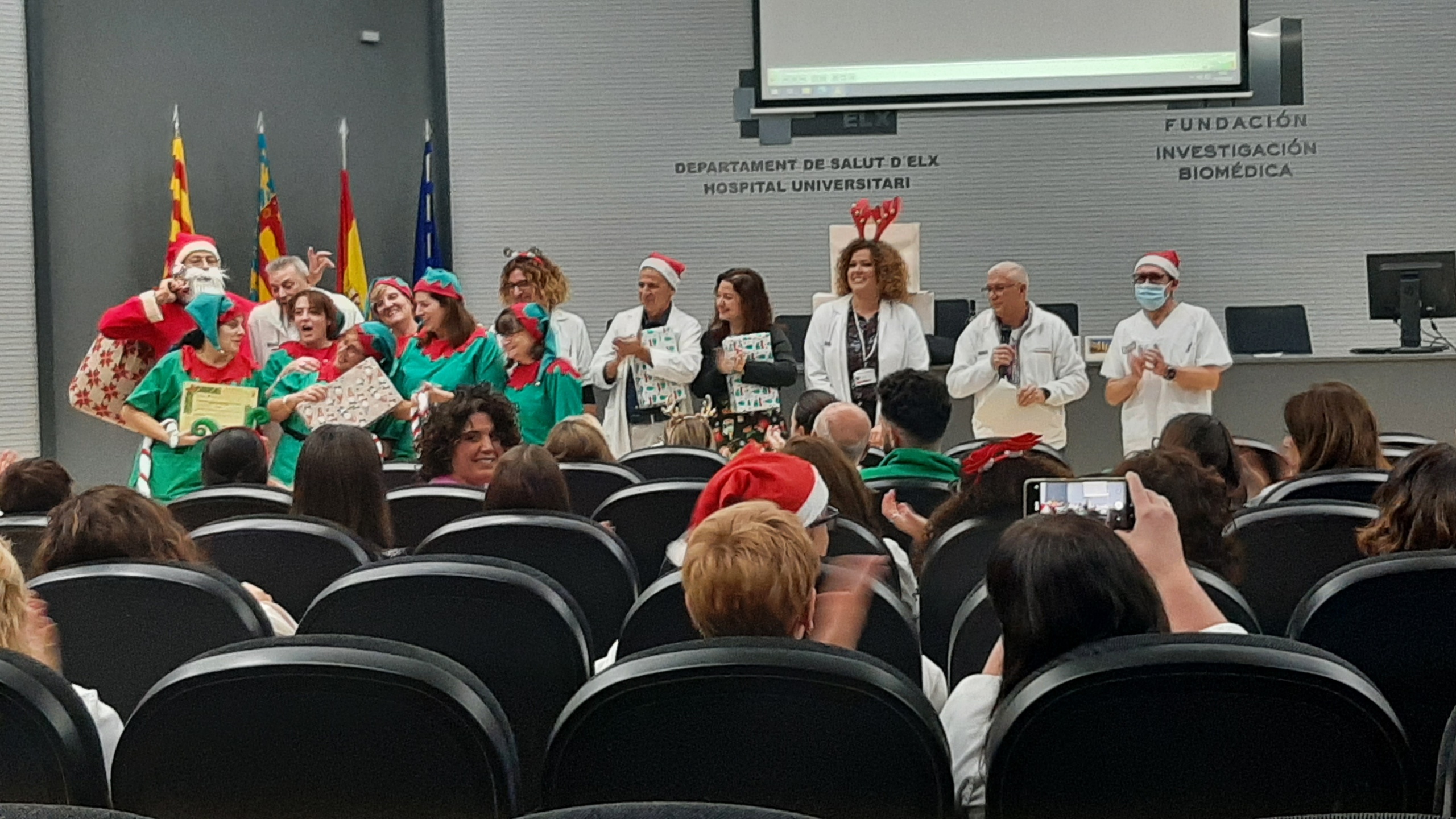 El Hospital General Universitario de Elche ha organizado un concurso de decoración navideña de servicios y unidades del centro