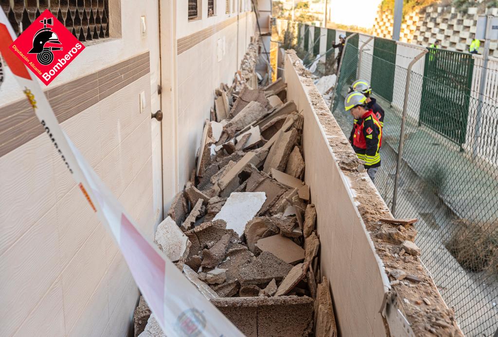 Un edificio en El Campello se derrumba por la acumulación de enseres, obligando a evacuar a los vecinos y suspender el paso del TRAM