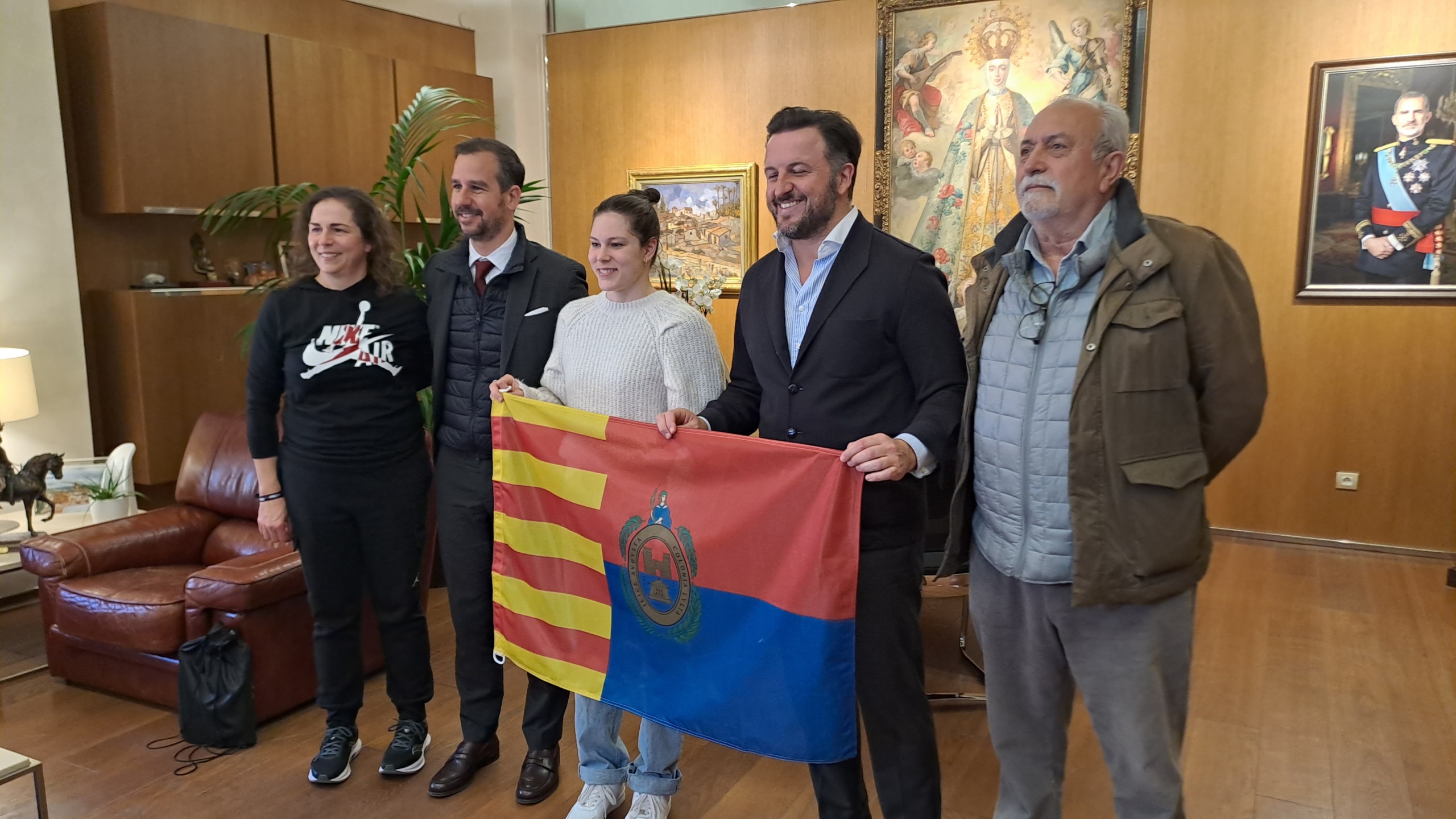 La nadadora ilicitana Ángela Martínez recibe un homenaje en el Ayuntamiento