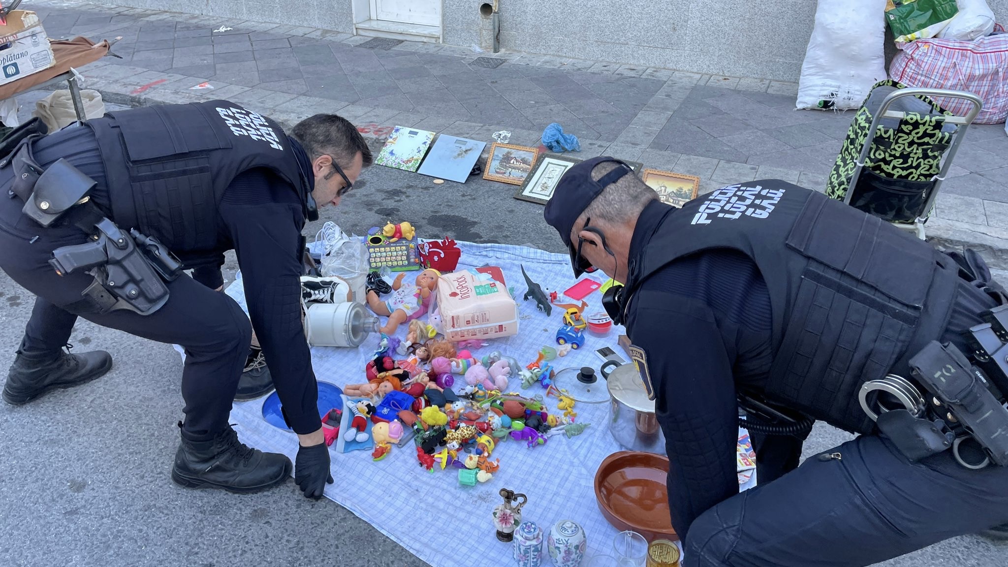Intervención policial contra la venta no autorizada en el mercadillo de la Plaza de Barcelona