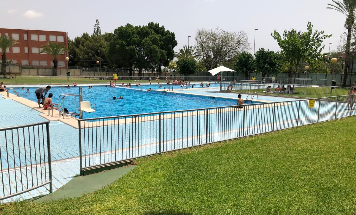 El Ayuntamiento de Elche trabaja en un reglamento para sancionar comportamientos incívicos en las piscinas municipales