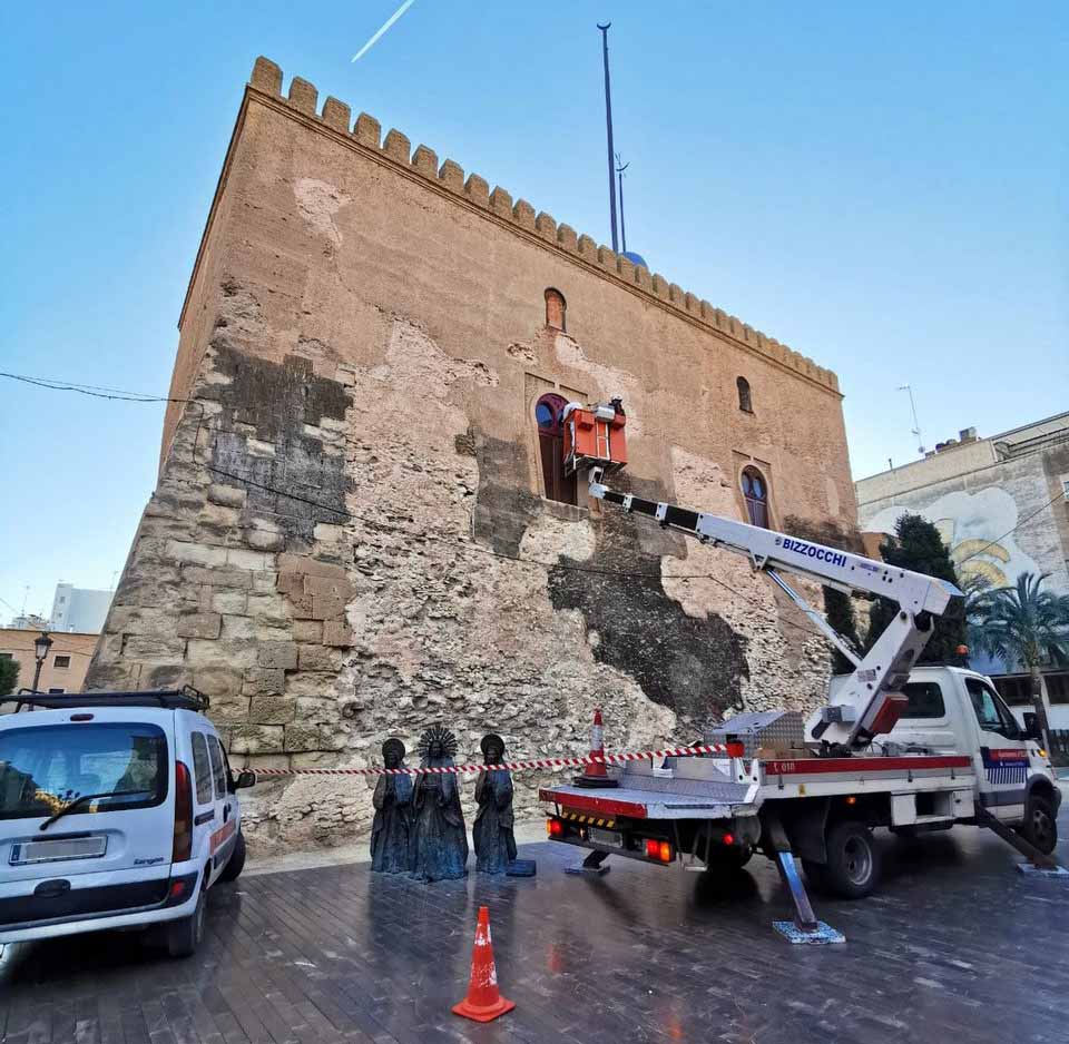 El Ayuntamiento de Elche culmina la restauración de los ventanales de la Torre de la Calahorra