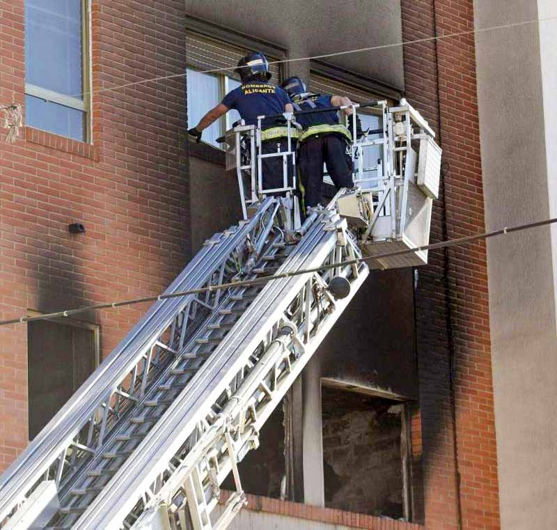 Un incendio en una vivienda de Elche se salda sin daños personales gracias a la rápida intervención de los Bomberos del Consorcio Provincial de Alicante
