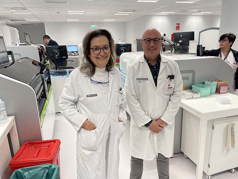 Maria Salinas jefa laboratorio y Mauricio Mínguez reumatólogo Sant Joan en laboratorio